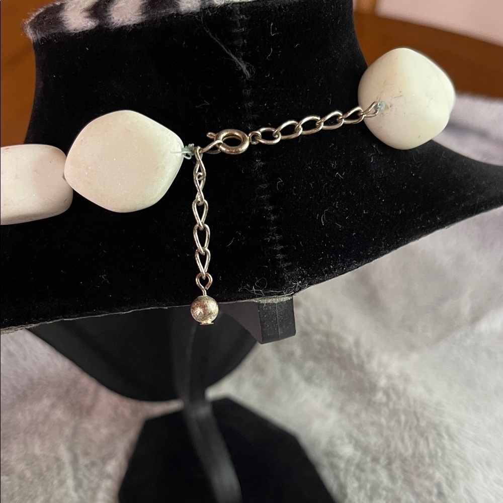 Elegant White Beaded Jewelry Set - Picture 3 of 7